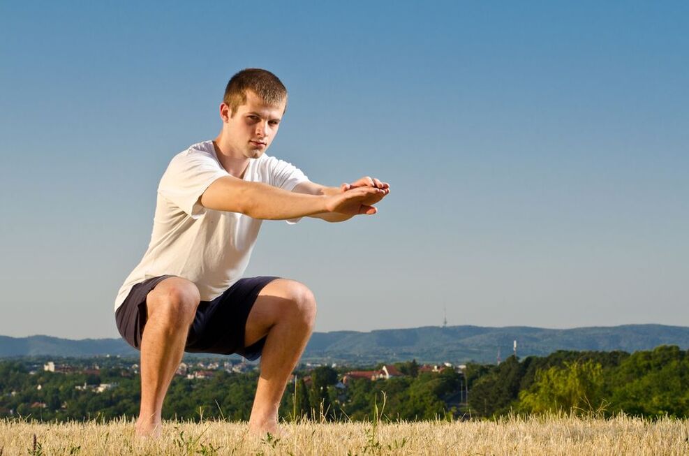 Miesten voiman vahvistamista helpottavat erityiset fyysiset harjoitukset, kuten kyykky. 